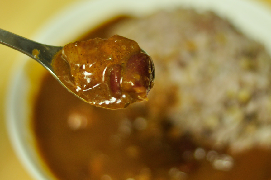ジャークチキンカレー：お肉とインゲン豆