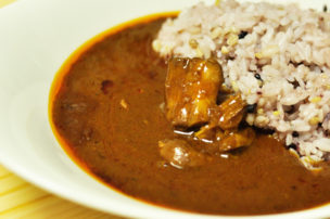 レトルトカレーらしからぬ、ごろっと大きなチキンが嬉しい!