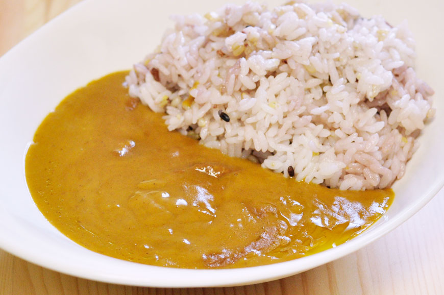 クリーミーな色合いが綺麗なレトルトカレー