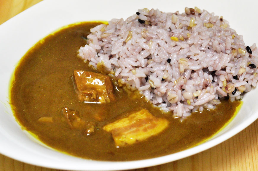 大きな豚が顔をのぞかせる甘口のレトルトカレー