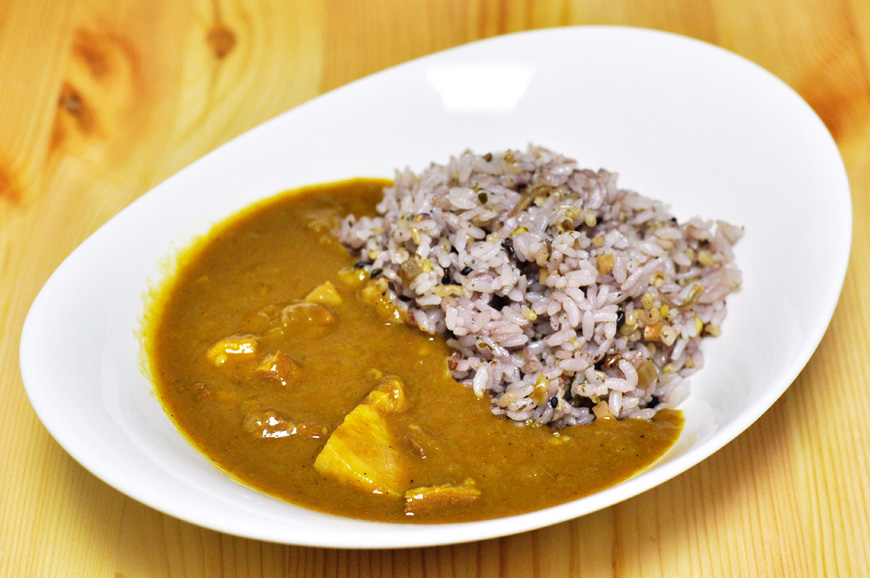 ゴロッとお肉が期待感をそそるレトルトカレー