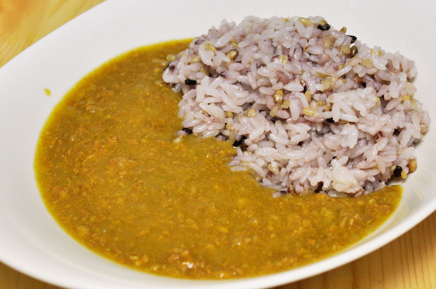 ちょっとゆず色をしたレトルトカレー