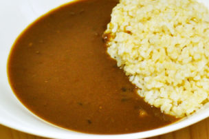 見た目はサラーっとしたレトルトカレー