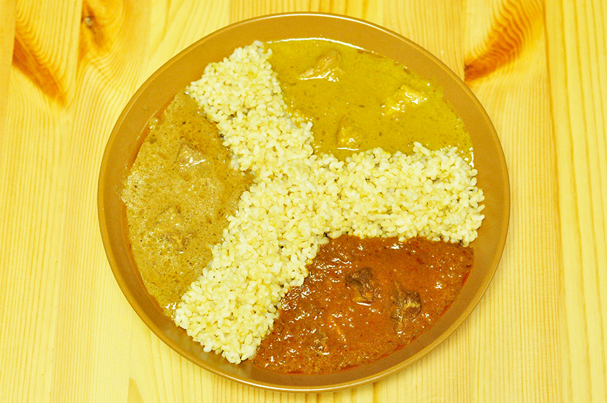 北インドのムガール料理のカレーを３種あいがけ