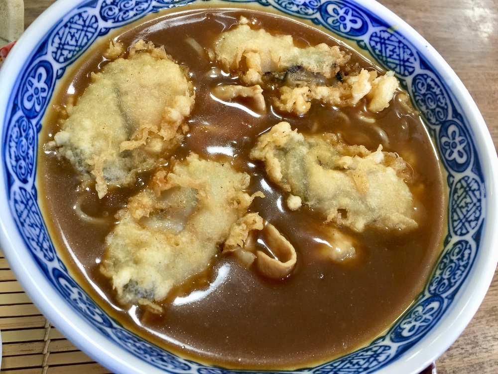 牡蠣の天ぷらが四つ入った豪華なカレー南蛮蕎麦